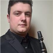 Sono uno studente di conservatorio che sta cercando un lavoro come insegnante privato (o tramite scuola di musica). Offro lezioni di clarinetto, musica da camera, ear training, solfeggio, armonia scolastica, pianoforte (per i principianti) e trascrizione